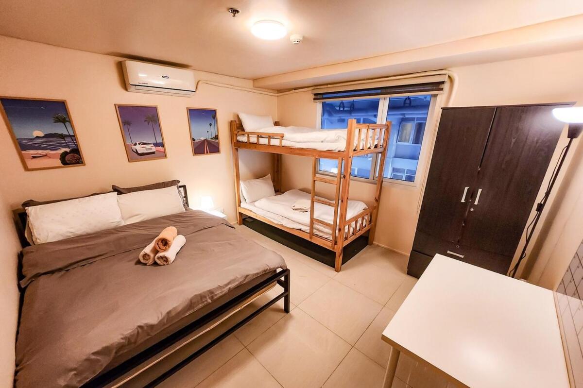 Amazing View 2br Moa, 98 Sqm Xbox 200mbps, Printer Apartment