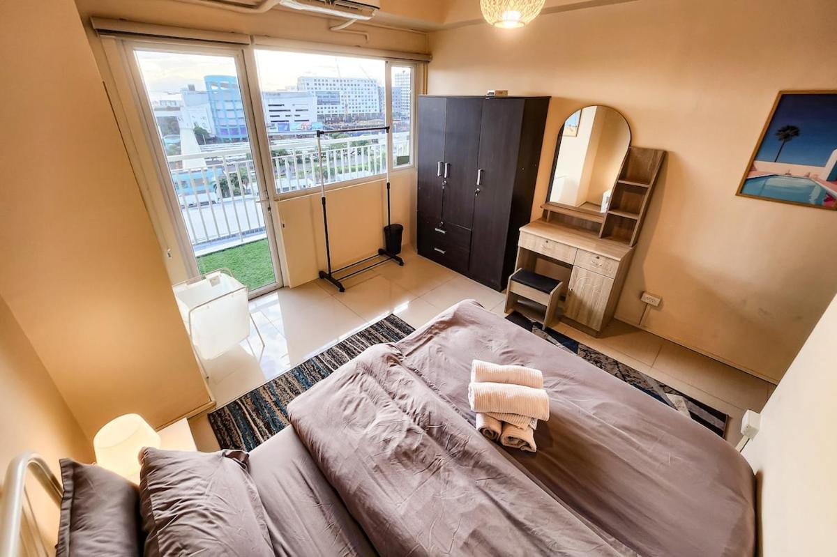 Apartment Amazing View 2br Moa, 98 Sqm Xbox 200mbps, Printer Manila